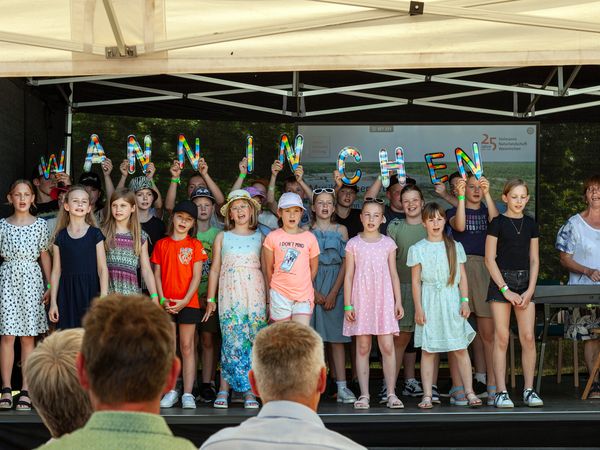 Kinder der Heinz Sielmann Schule in Crinitz singen beim Jubiläums-Festakt in Wanninchen am 14.06.2025.