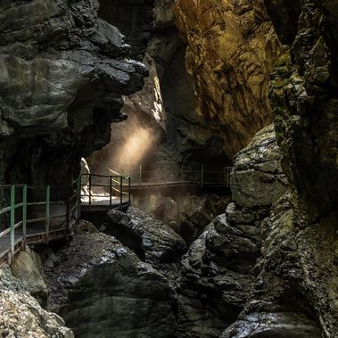 Blick ins Innere der Klamm mit ihren Felswänden und Stegen